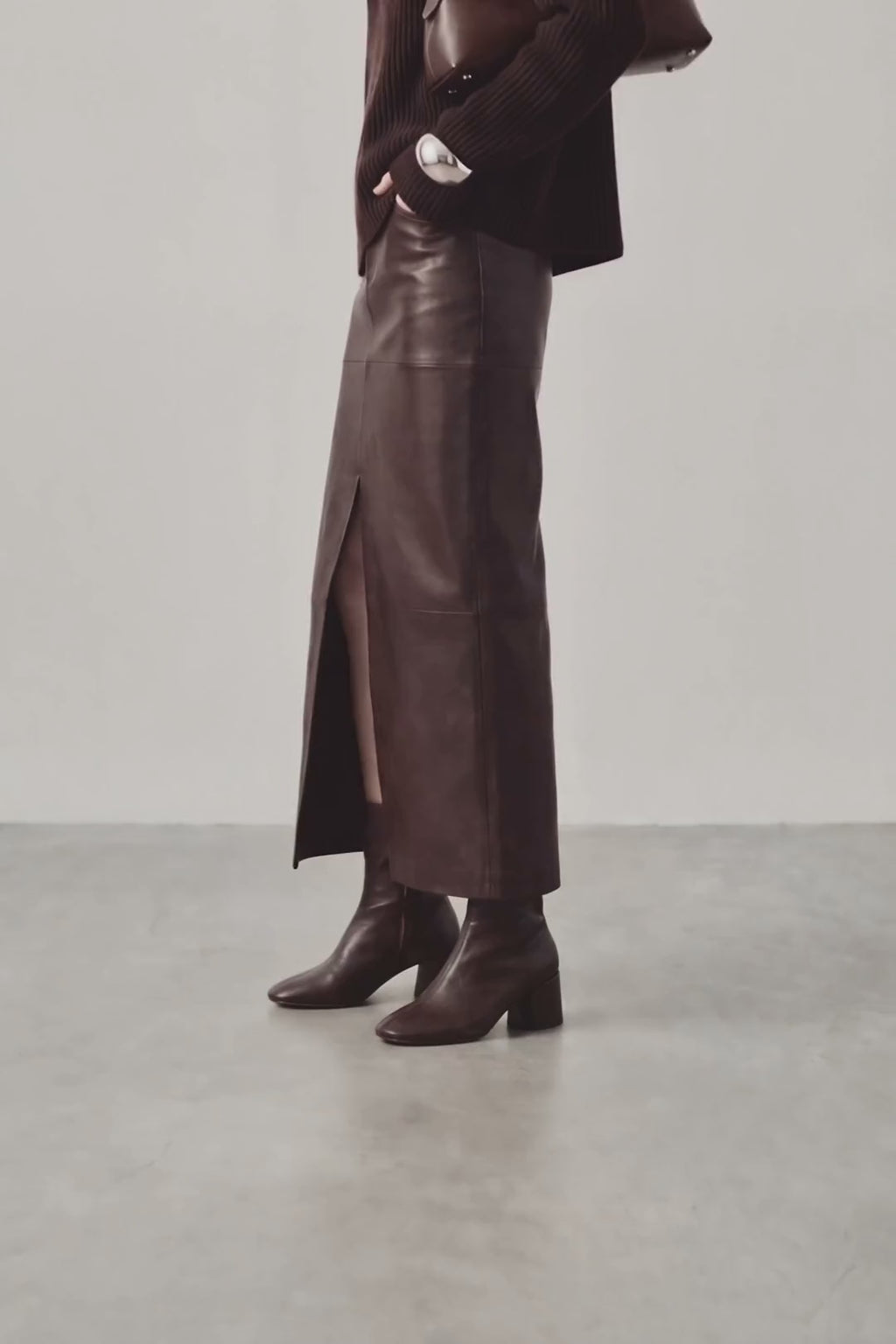 Souliers Martinez Flavia dark brown leather boots worn video
