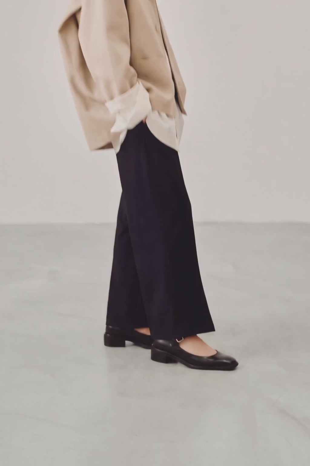 Souliers Martinez Penelope black polished leather babies worn video