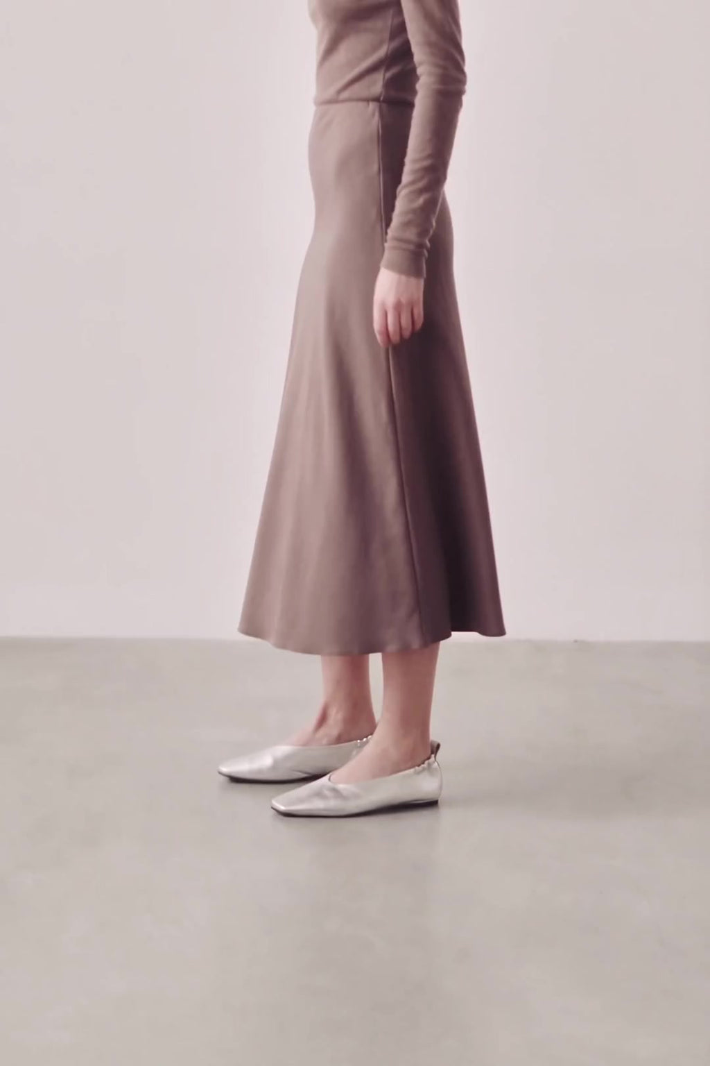 Souliers Martinez Mina silver leather ballerina worn video