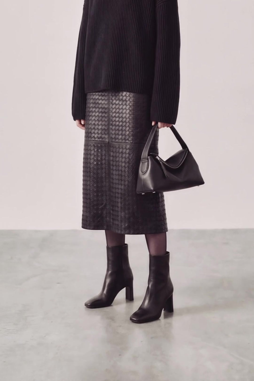 Souliers Martinez Karol black leather boots worn video