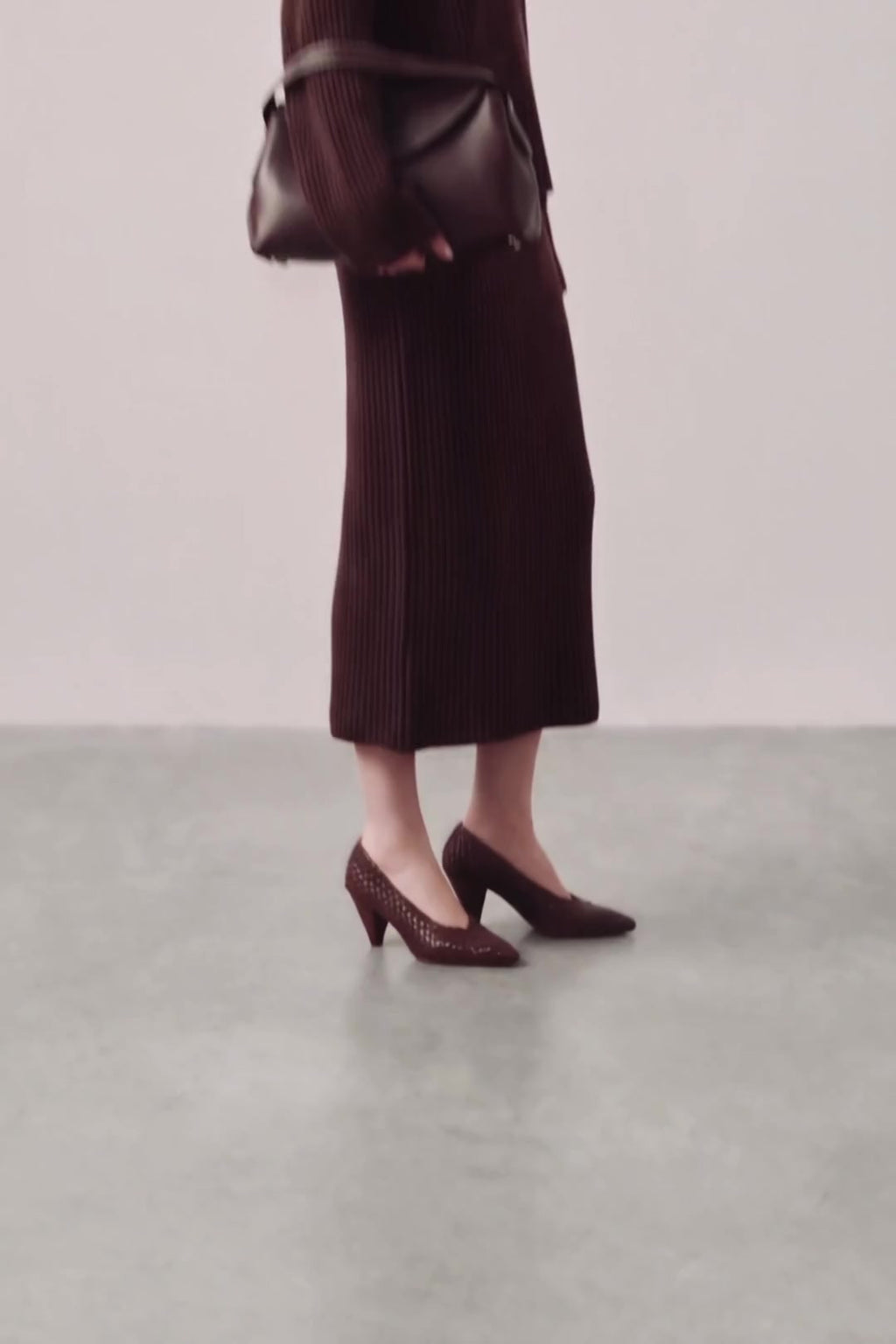 Souliers Martinez Samia dark brown woven leather pumps worn video