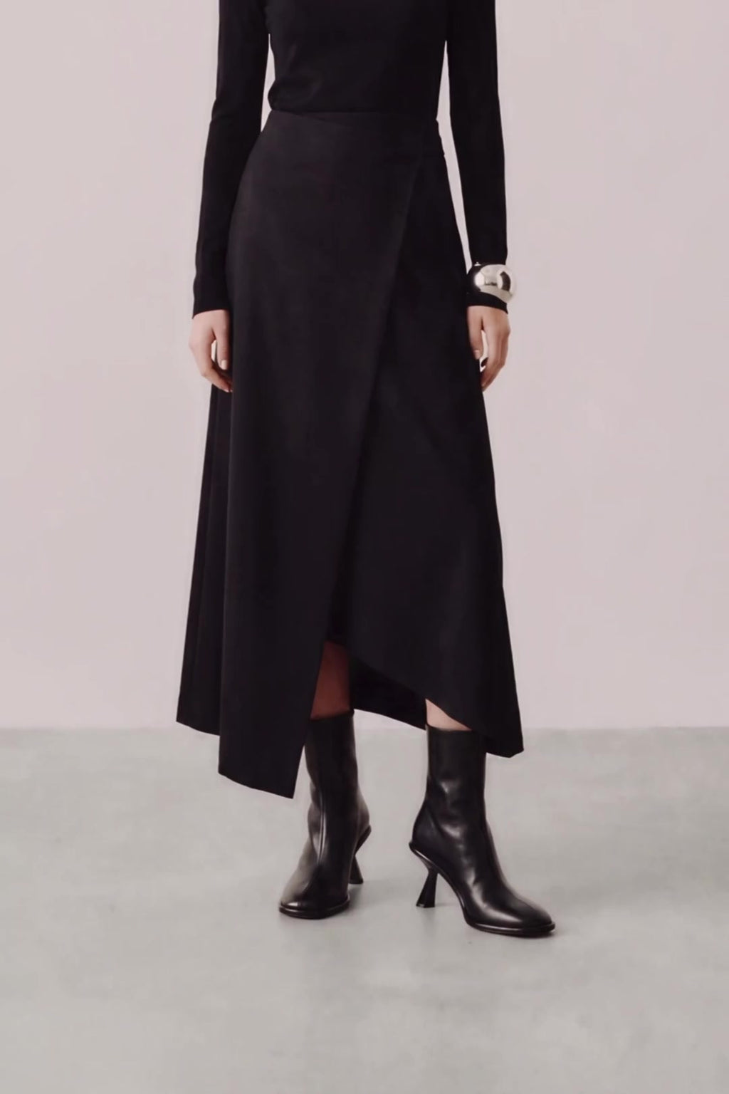 Souliers Martinez Teo black leather ankle boots worn video