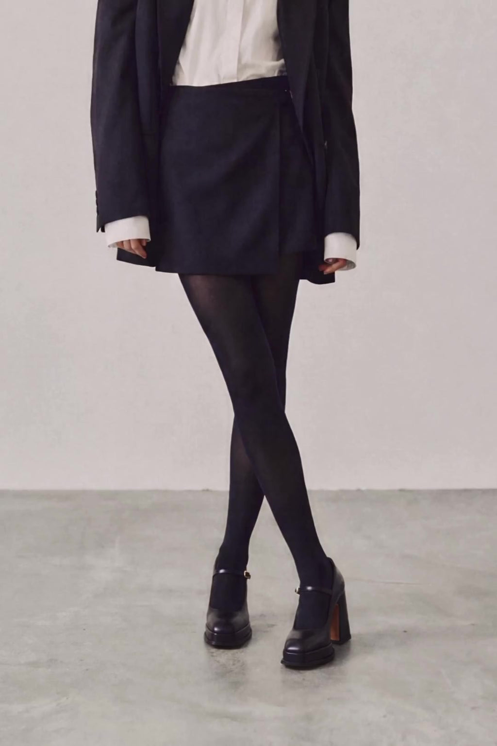 Casilda black leather Mary Jane pumps worn - video - Souliers Martinez