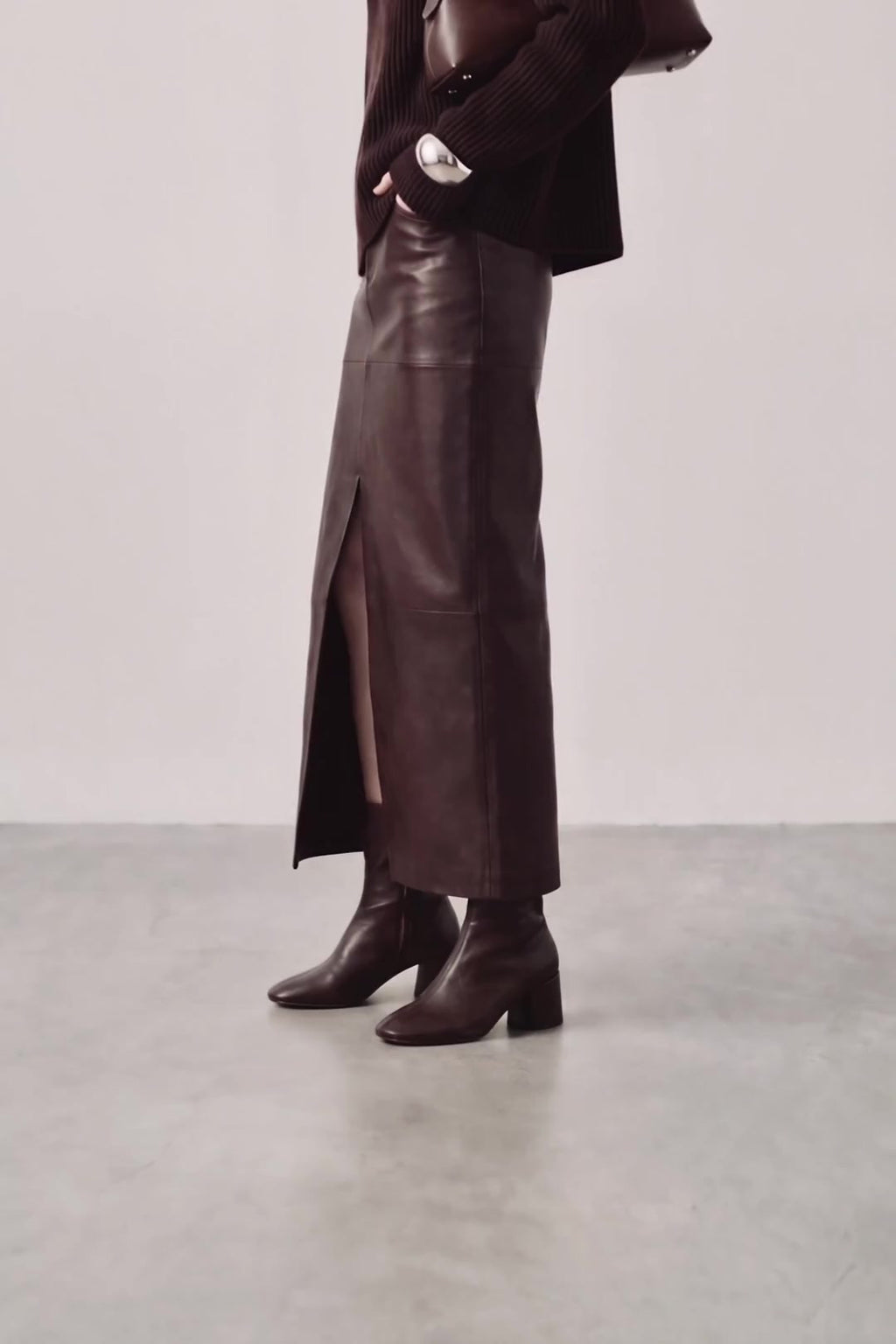 Souliers Martinez Flavia dark brown leather boots worn video