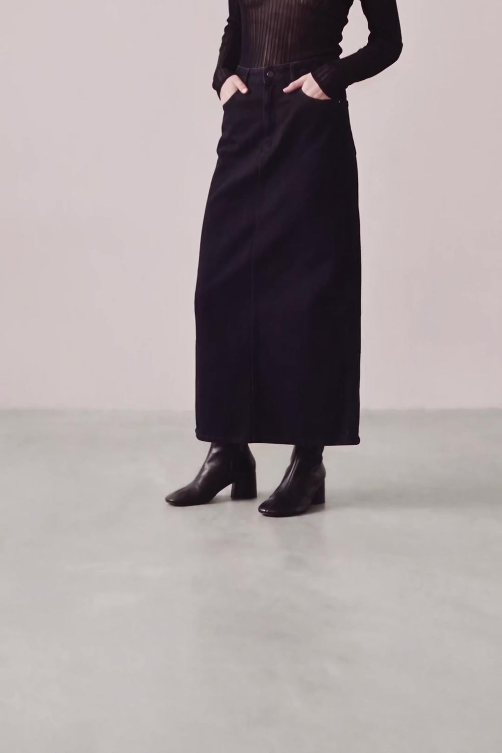 Souliers Martinez Flavia black leather boots worn video