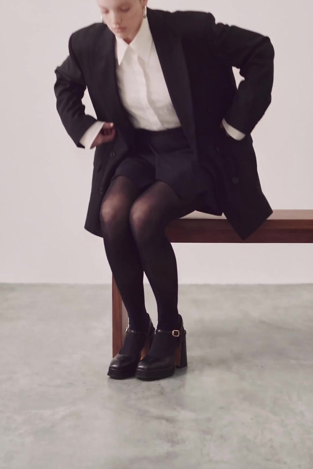 Souliers Martinez Malasana black leather pumps worn video