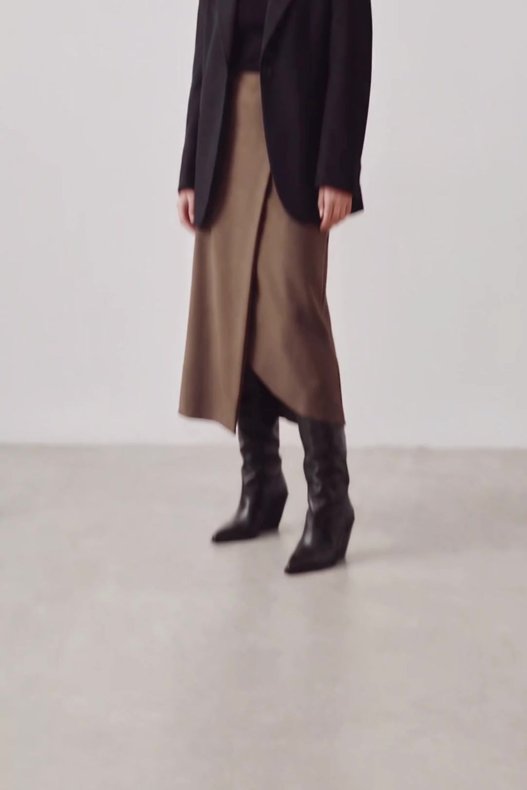 Souliers Martinez Nevada black leather knee high boots worn video 2