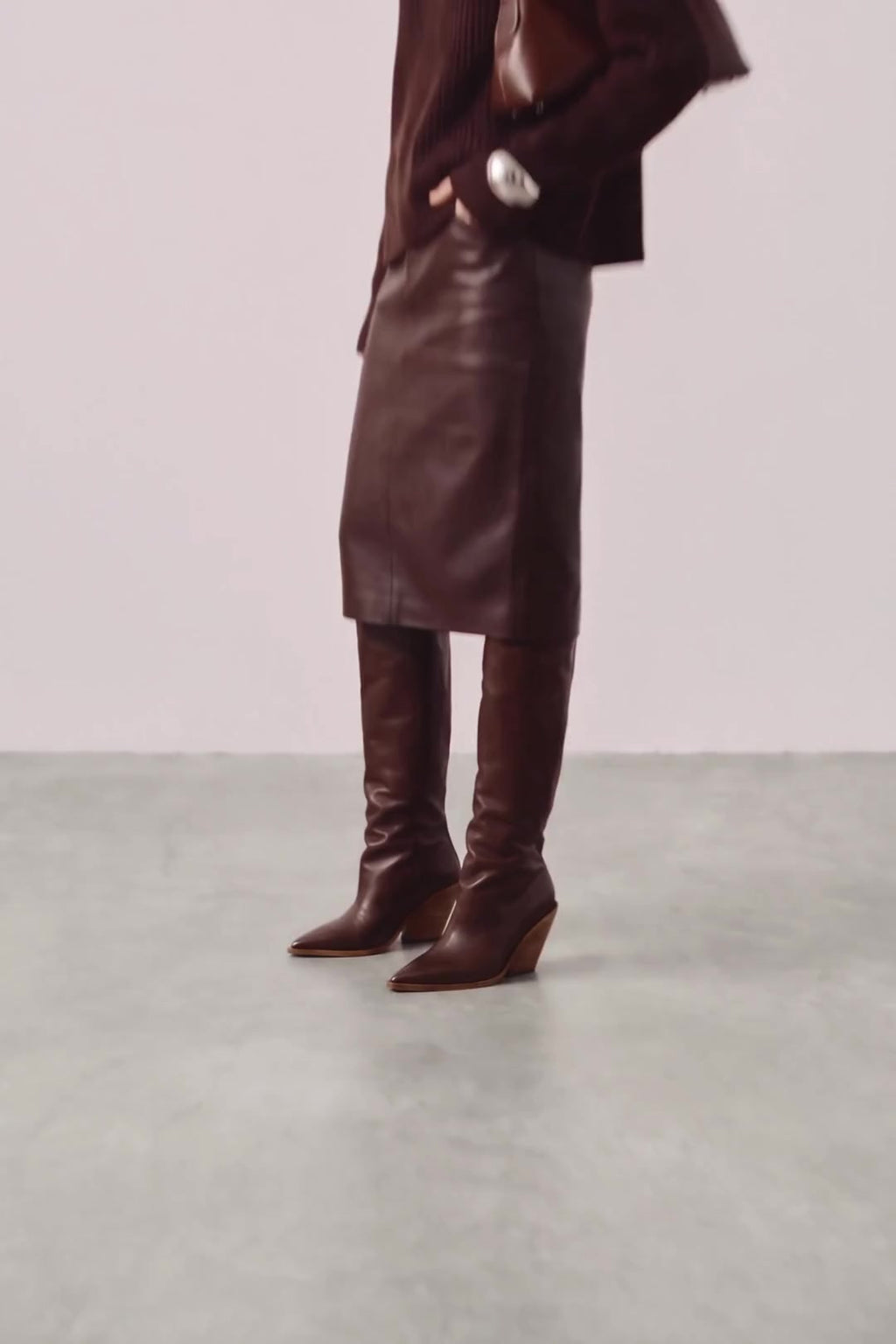 Souliers Martinez Nevada dark brown leather knee high boots worn video