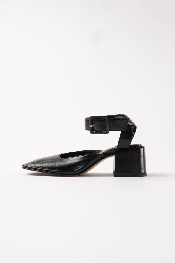 YASU - Black Wrinkled Polished Leather Pumps