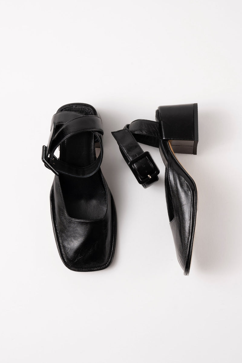 YASU - Black Wrinkled Polished Leather Pumps