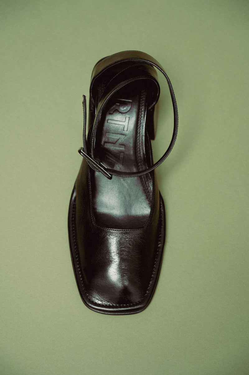 YASU - Black Wrinkled Polished Leather Pumps