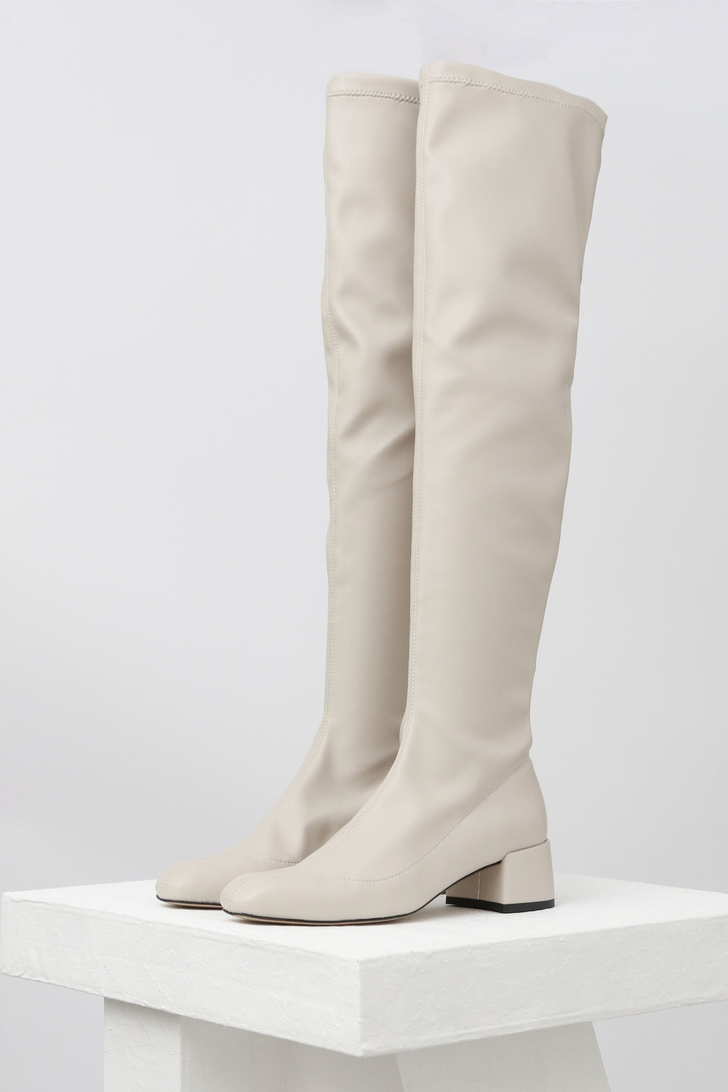 Malversar Grave Paternal MONCLOA - Off-White Faux Stretch-Leather Thigh-High Boots – Souliers  Martinez